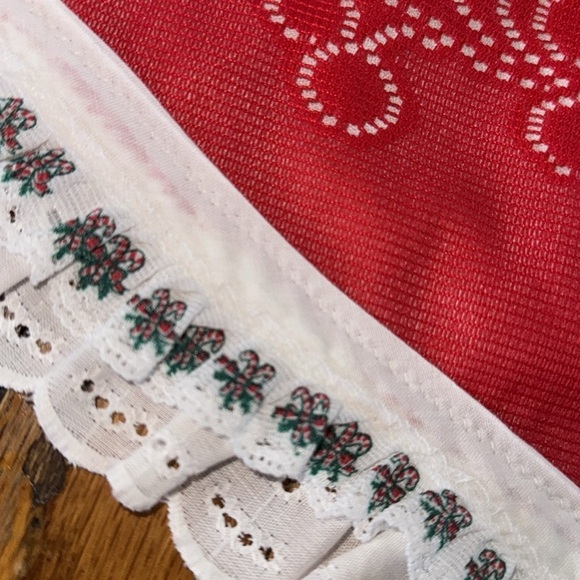 Vintage Red Christmas Tree Skirt with White lace ruffled Fringe - Picture 2 of 5